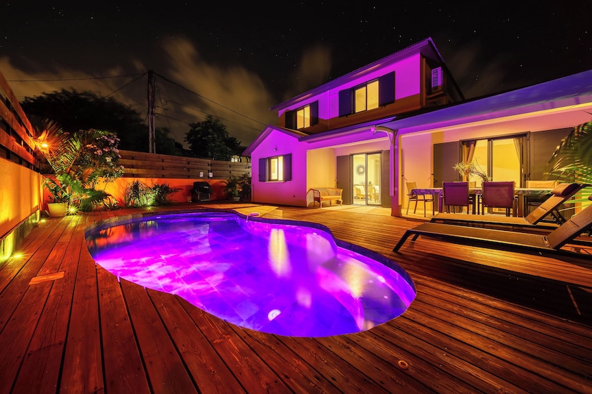Piscine et jardin tropical de la Villa Théolya sur la terrasse